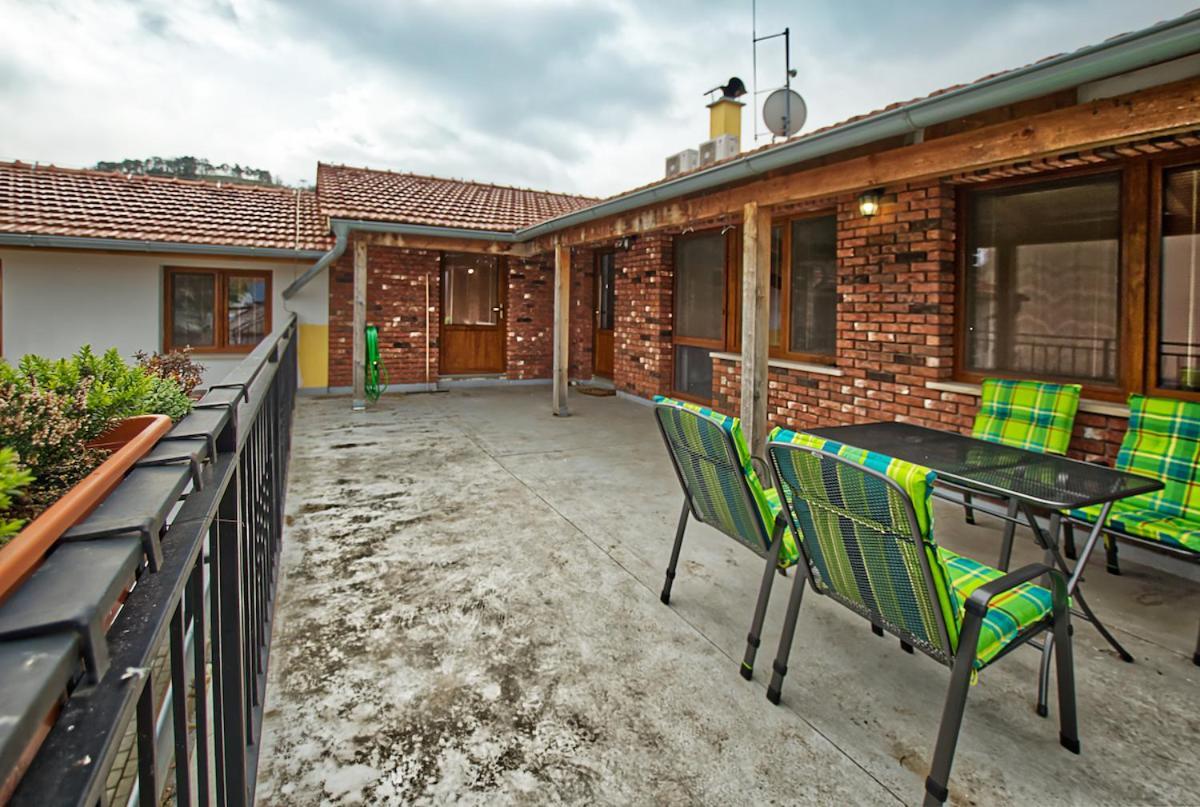Nice Accommodation In Микулов Экстерьер фото
